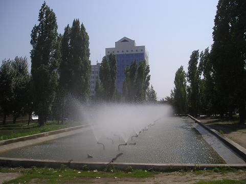 Фонтан у бассейна Саратов