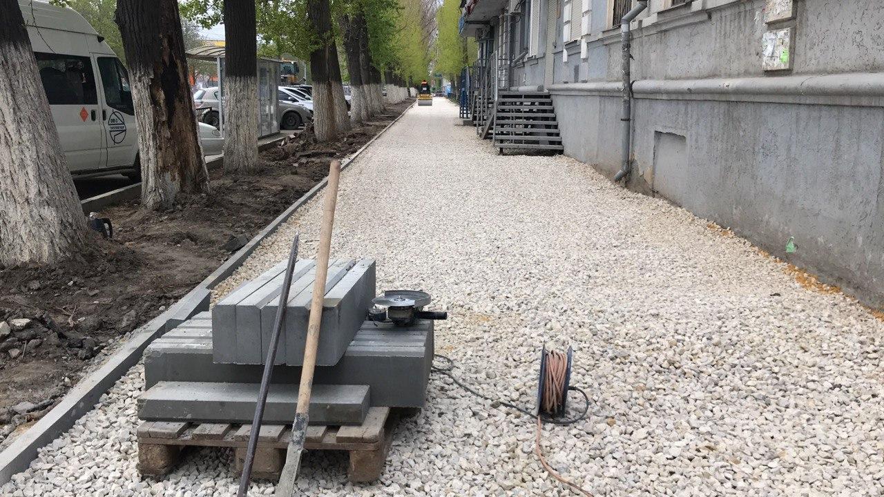 Михаил Исаев даже в выходные дни продолжает инспектировать ход работ по ремонту тротуаров 
