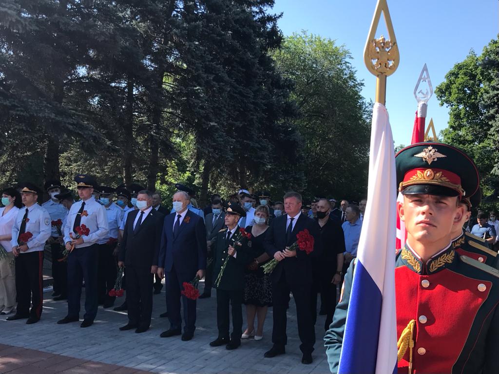 Валерий Радаев и Михаил Исаев возложили цветы к монументу «Воин-освободитель»