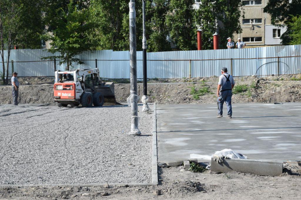 Михаил Исаев проинспектировал ход работ по реконструкции сквера М. Расковой