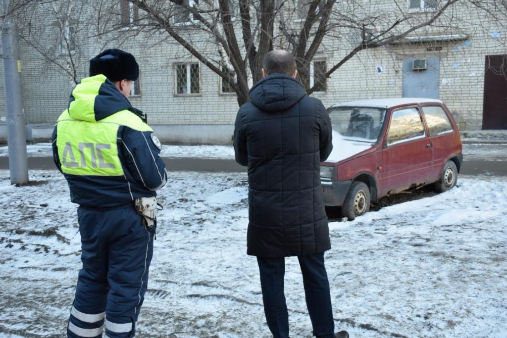 В Октябрьском районе состоялся мониторинг территории на предмет выявления брошенных транспортных средств
