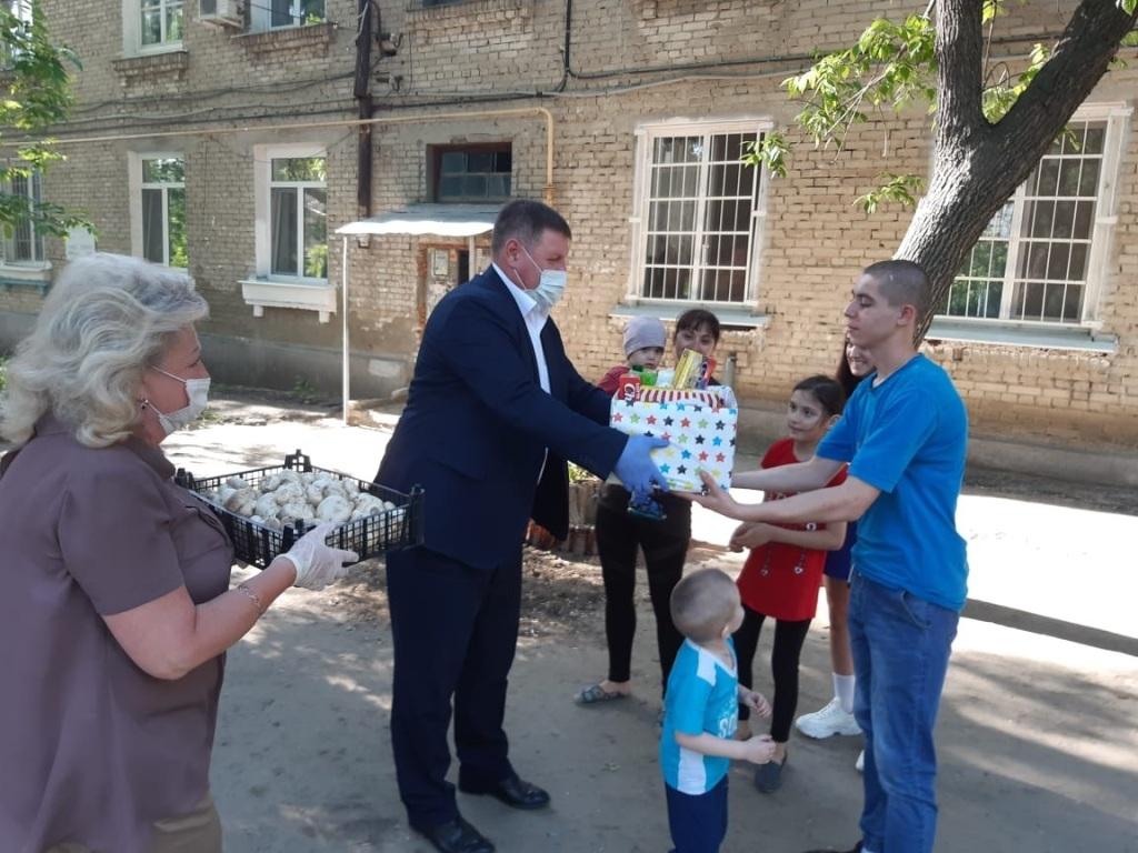 Депутаты доставили нуждающимся семьям продуктовые наборы со сладостями и фруктами