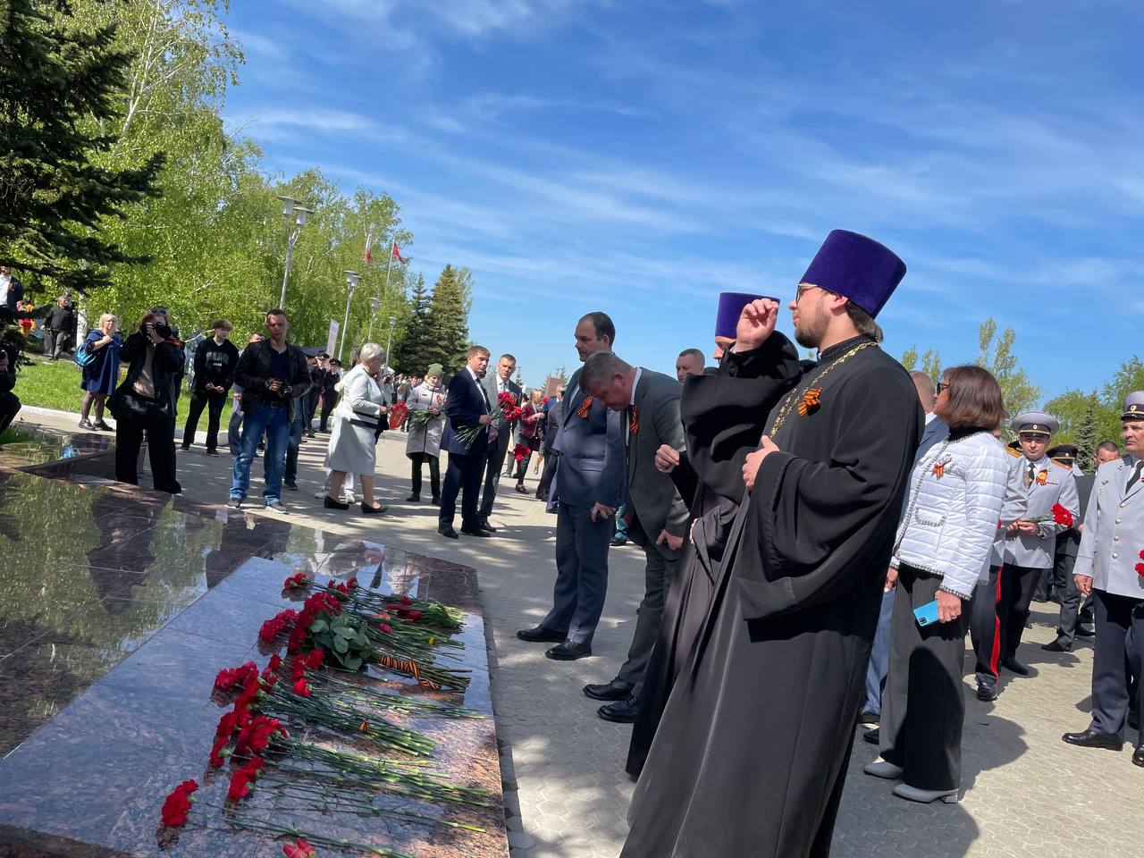 Валерий Радаев и Михаил Исаев возложили цветы к Вечному огню