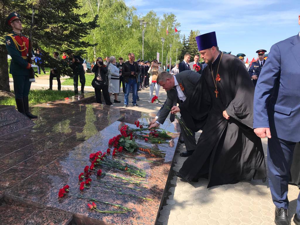 Валерий Радаев и Михаил Исаев возложили цветы к Вечному огню