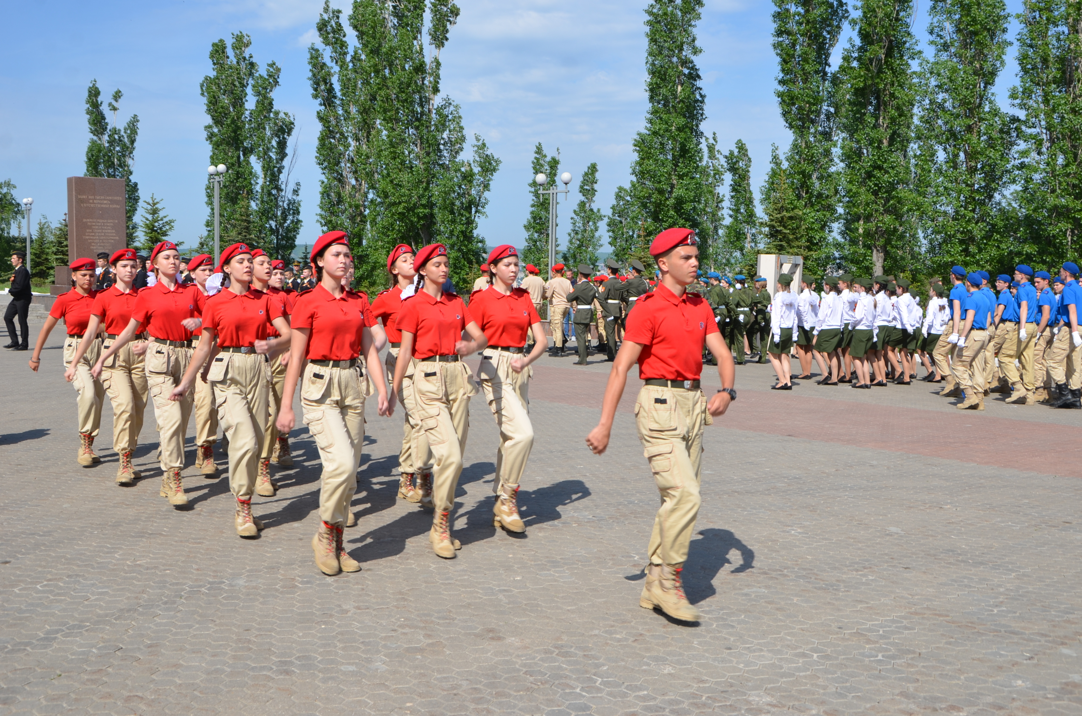 В Саратове состоялся традиционный городской смотр строя и песни среди учащихся