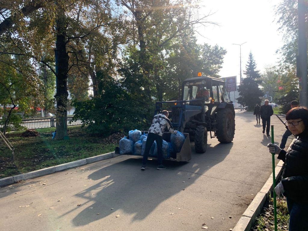 В Ленинском районе продолжаются мероприятия по уборке территорий