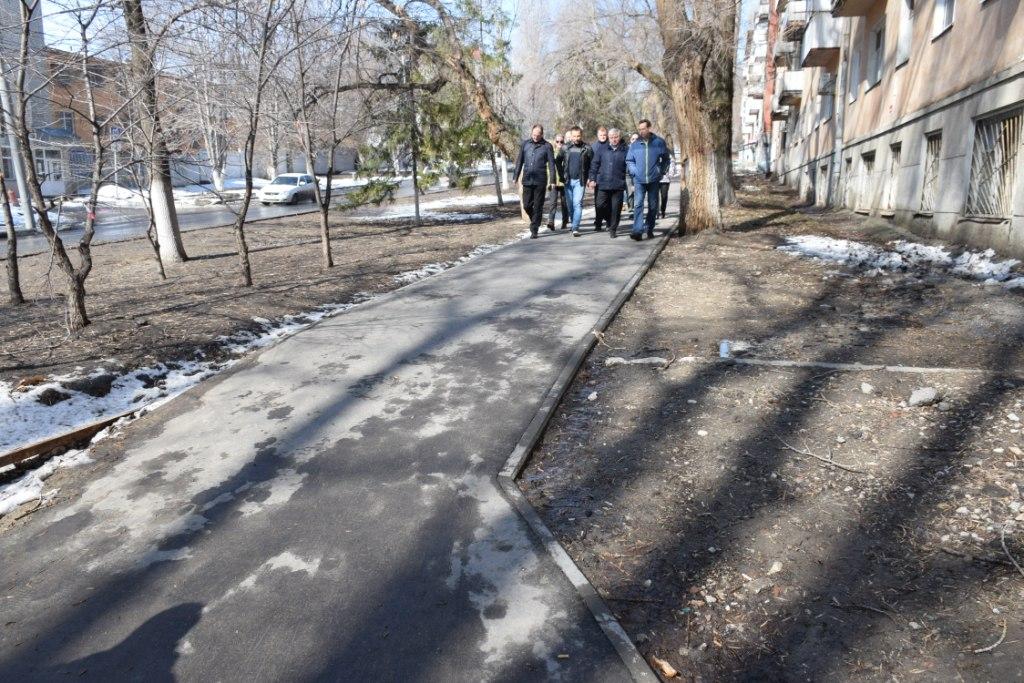 Главы администраций Фрунзенского и Волжского районов оценили состояние отремонтированных в прошлом году тротуаров