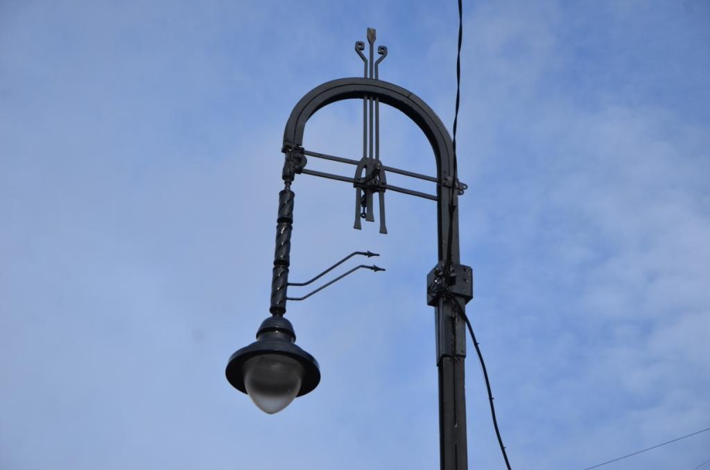 В Саратове на старинном электрическом трамвайном столбе появились старинный кронштейн и модерновый фонарь