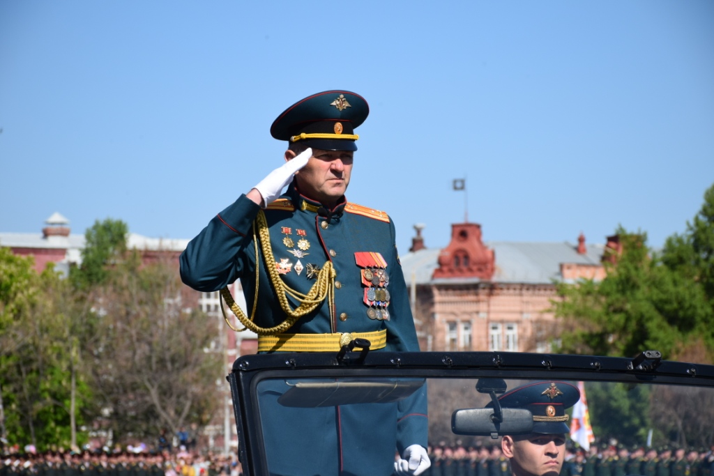В честь Дня Победы на Театральной площади прошел парад войск Саратовского территориального гарнизона