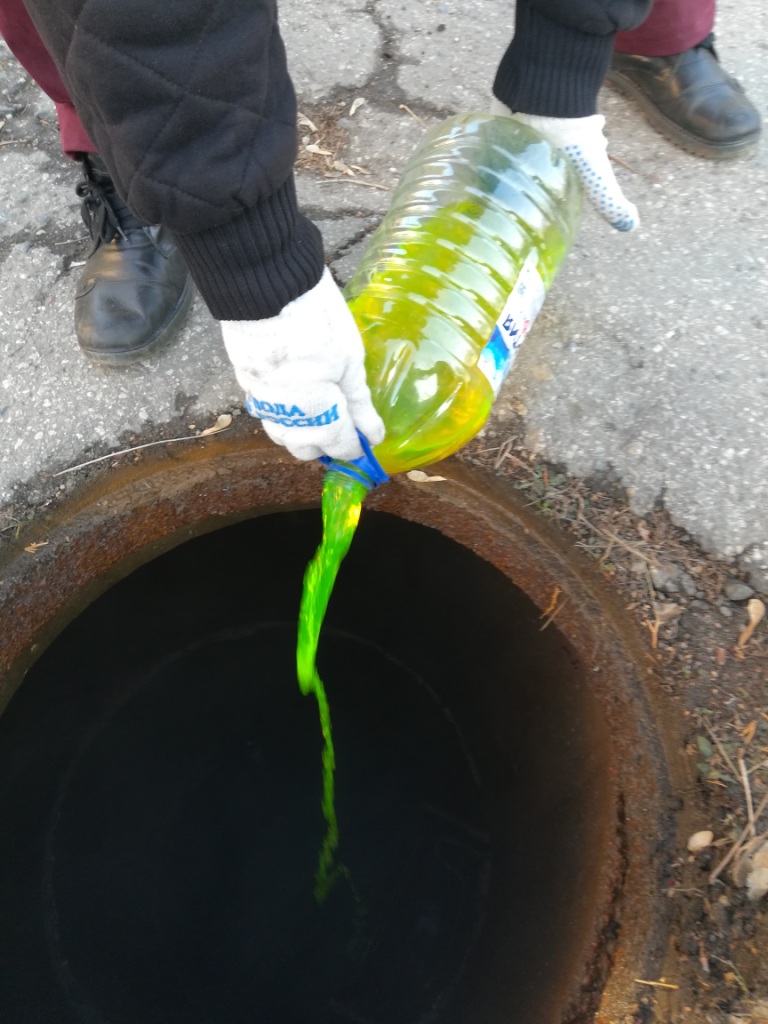 Сотрудники администрации выявили факт сброса сточных вод в «Дудаковский» овраг в районе ул. Алых роз 