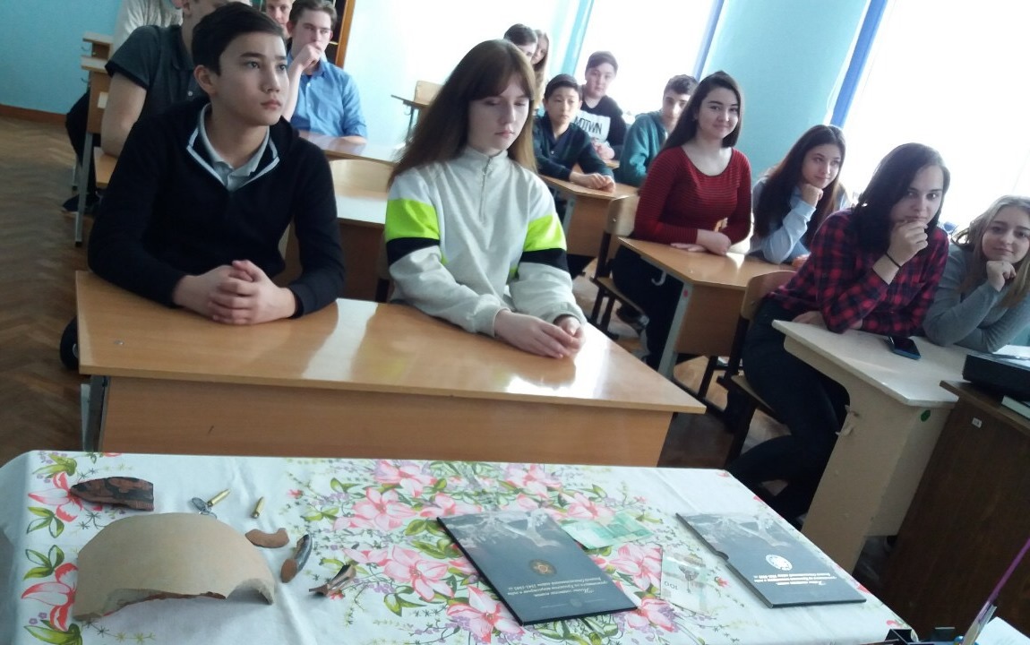 В школах Волжского и Фрунзенского районов прошел единый урок по истории и культуре Крыма