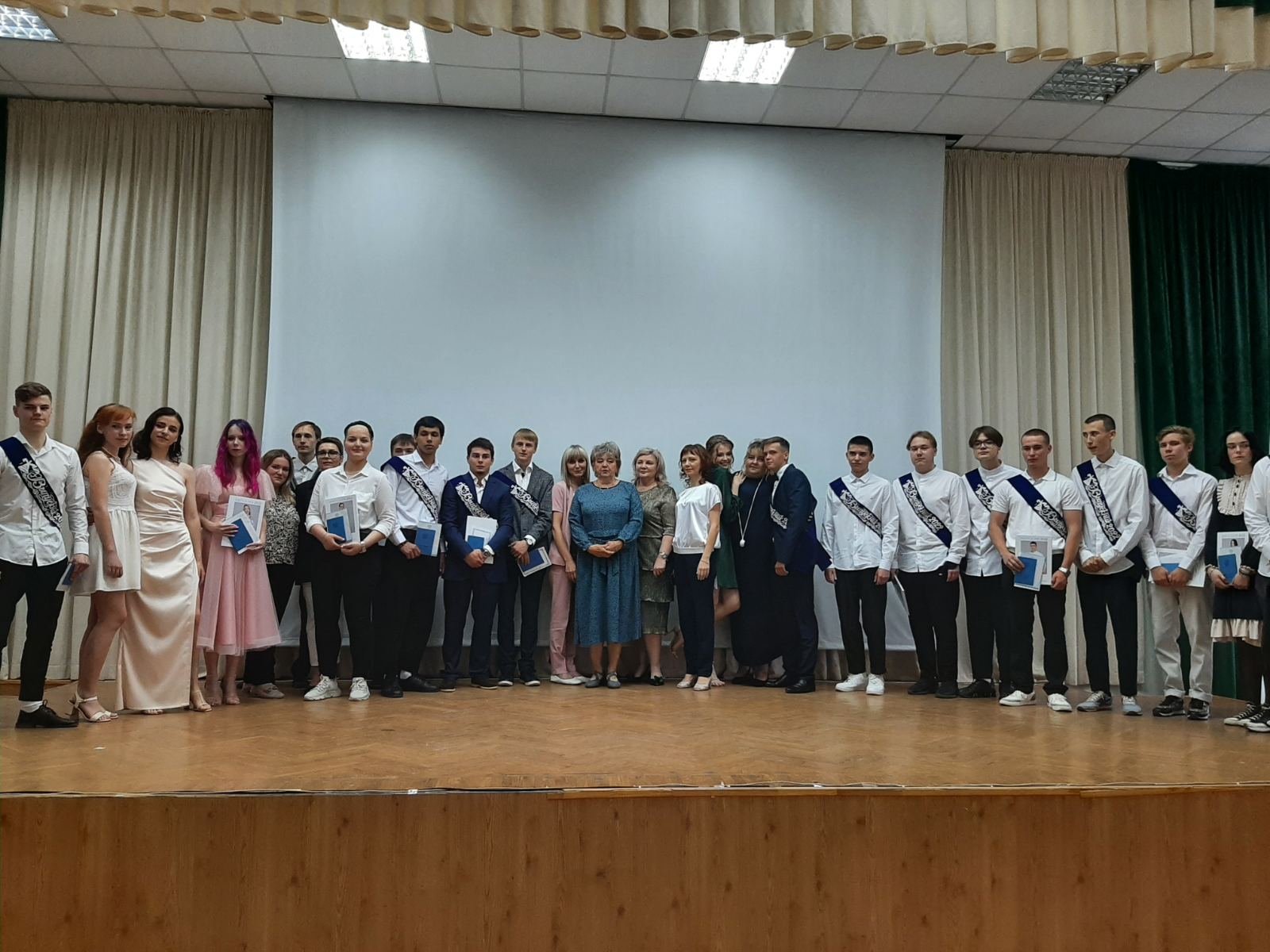Выпускники Фрунзенского района получили аттестат о среднем общем образовании