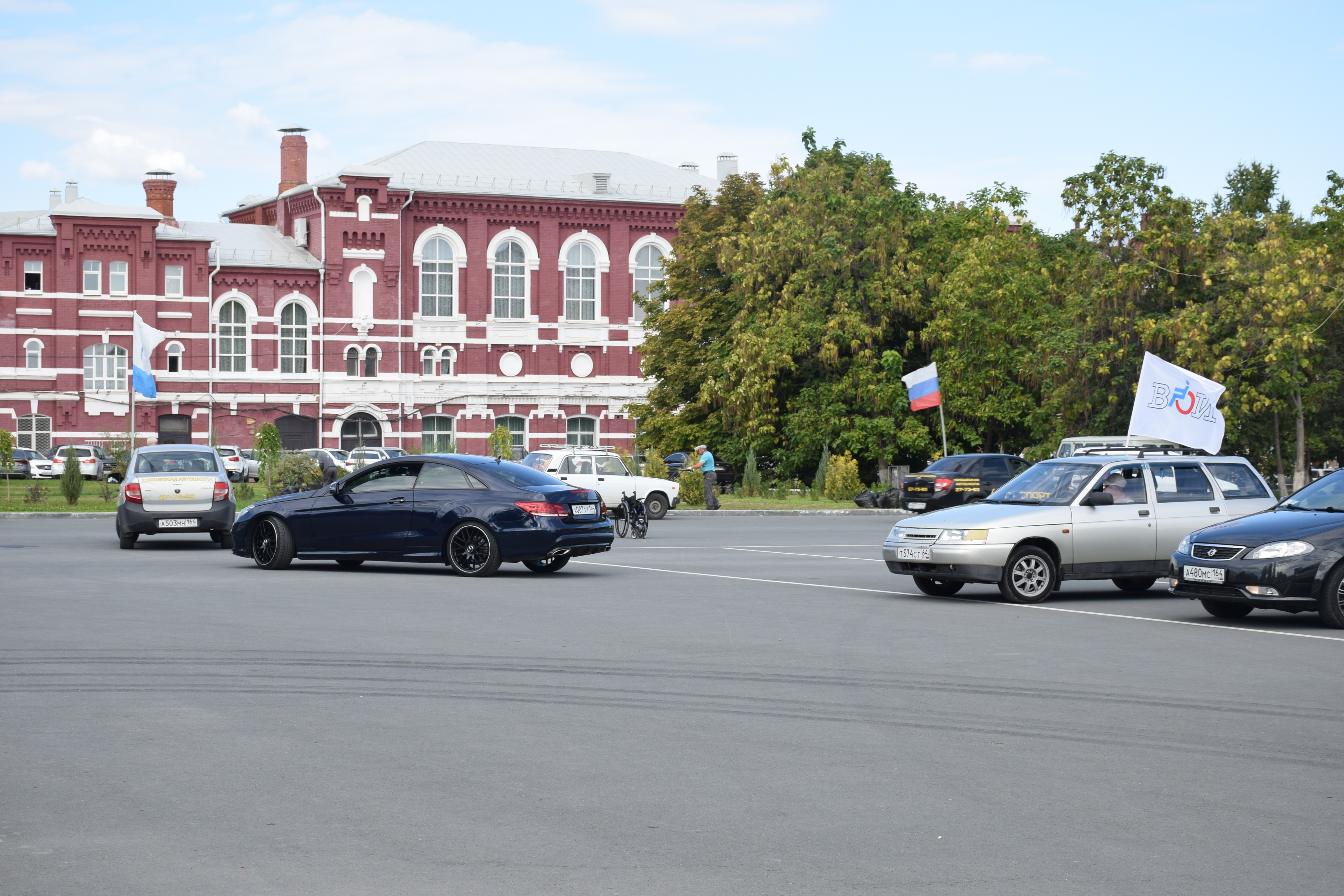 На Театральной площади состоялись соревнования по фигурному вождению автомобиля с ручным управлением
