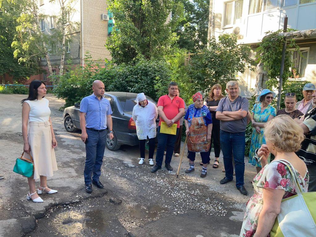 Представители администрации Октябрьского района встретились с жителями дворовой территории, запланированной к благоустройству