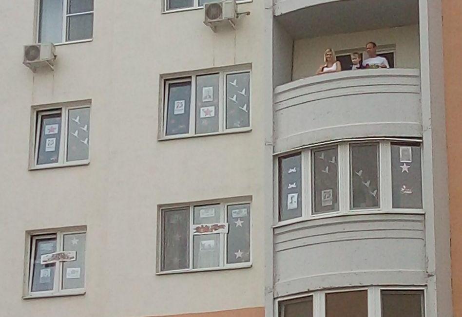 Окна саратовских зданий украсили российскими флагами в знак общенародного единства в День Победы