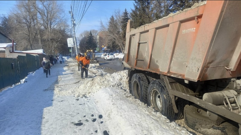Во Фрунзенском районе продолжаются мероприятия по очистке снега