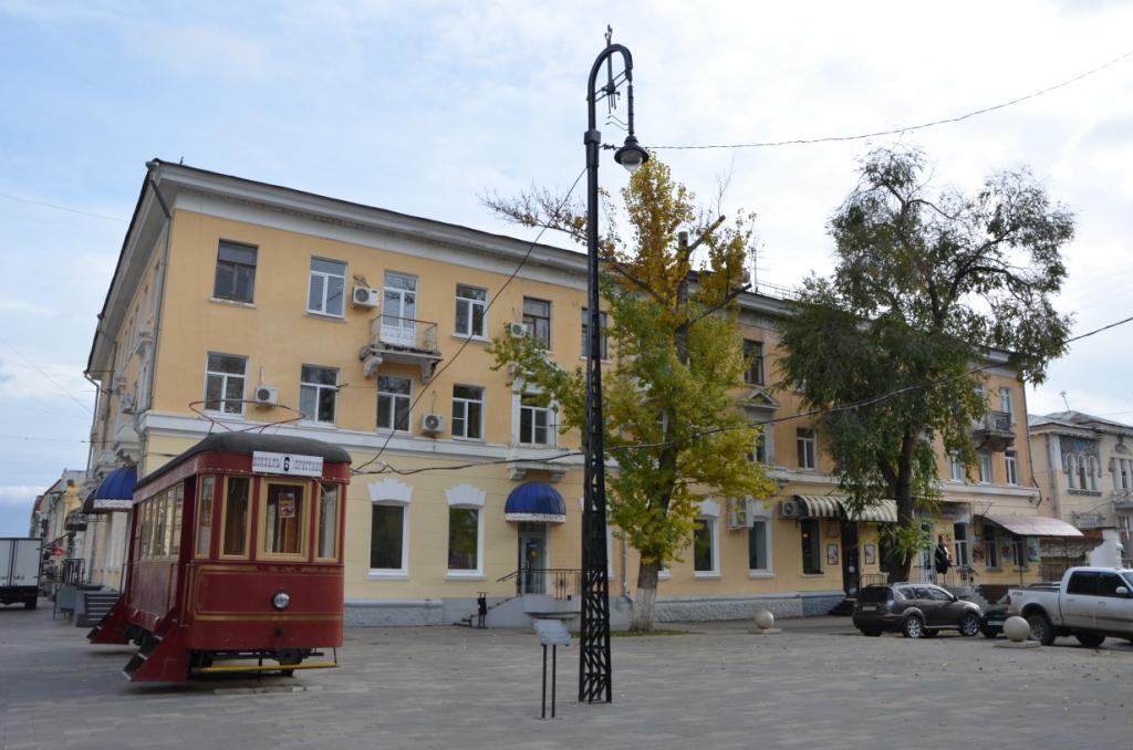 В Саратове на старинном электрическом трамвайном столбе появились старинный кронштейн и модерновый фонарь