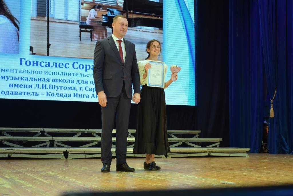 Юные саратовские таланты получили стипендии Губернатора