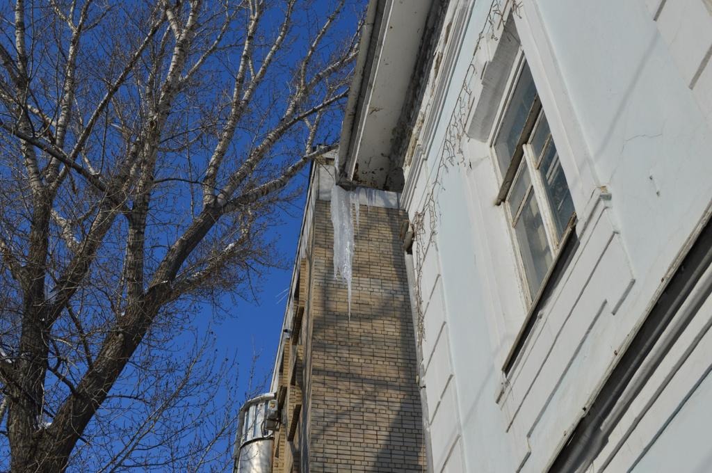 Сотрудники комитета муниципального контроля проверили соблюдение требований по очистке крыш от снега, наледи и сосулек