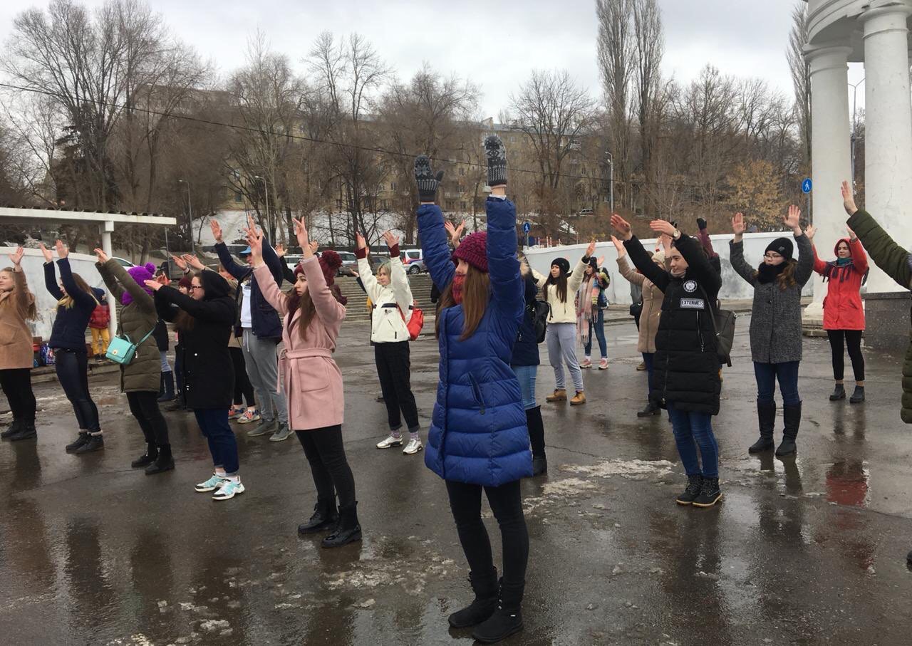 В рамках фестиваля «Крымская весна» в Саратове состоялся танцевальный флешмоб