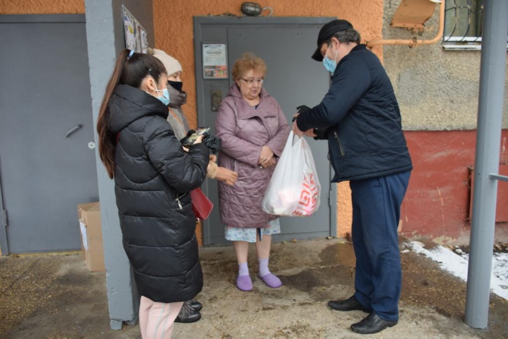 Общественники и волонтеры привезли жителям Саратова продуктовые наборы