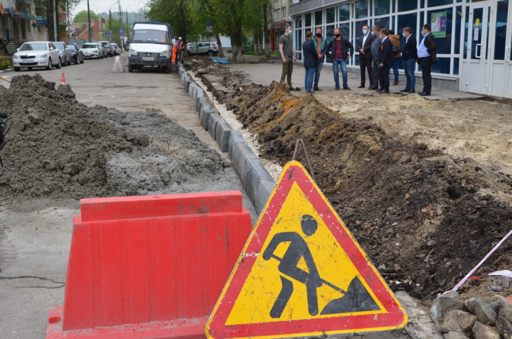 При ремонте тротуаров Михаил Исаев поручил обращать пристальное внимание на обеспечение удобства жителей