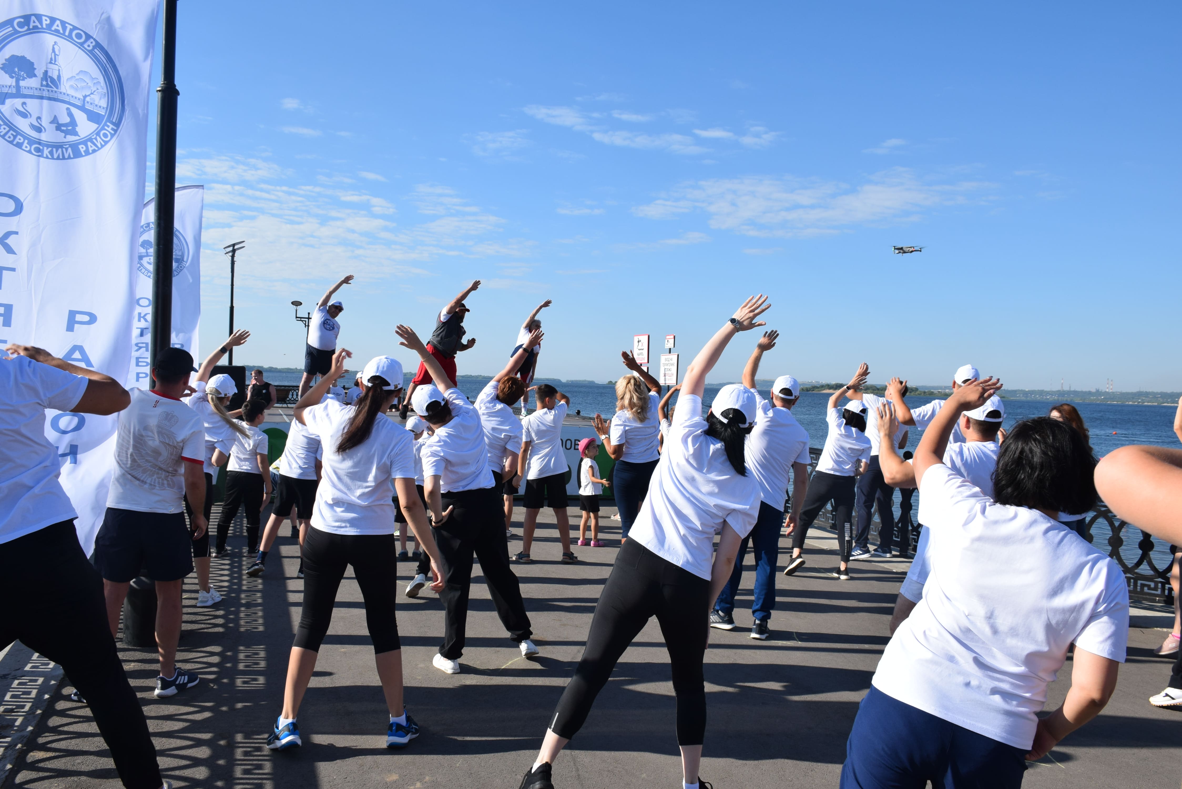 «Физкульт-субботник»: отдыхающие на Саратовском пляже присоединились к упражнениям 