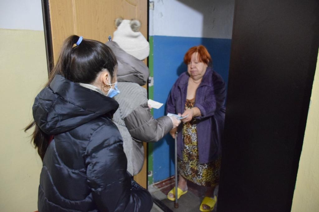 Общественники и волонтеры привезли жителям Саратова продуктовые наборы