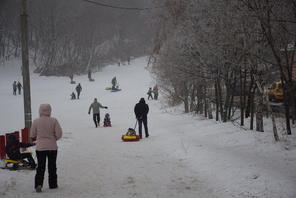 В новогодние каникулы саратовцы охотно занимаются зимними видами спорта