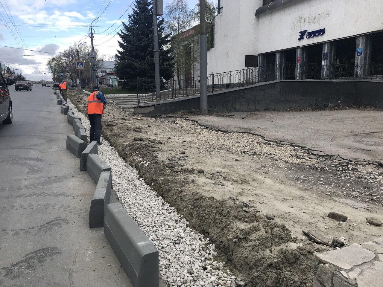 Михаил Исаев даже в выходные дни продолжает инспектировать ход работ по ремонту тротуаров 