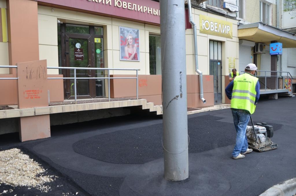 При ремонте тротуаров Михаил Исаев поручил обращать пристальное внимание на обеспечение удобства жителей