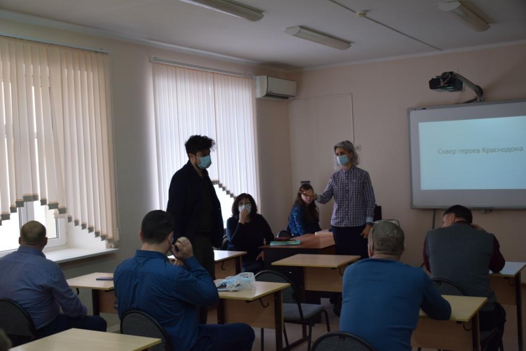 С жителями Волжского района обсудили планы по ремонту сквера Героев Краснодона