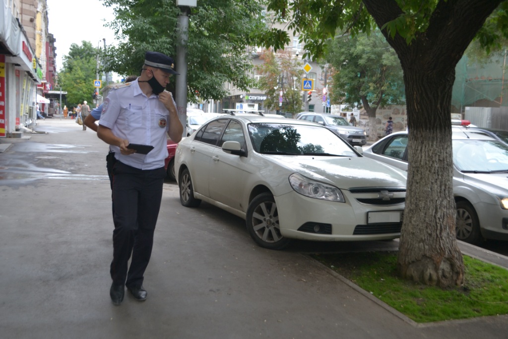 Составлено 8 протоколов по фактам парковки на зеленых зонах и тротуарах в центре города 