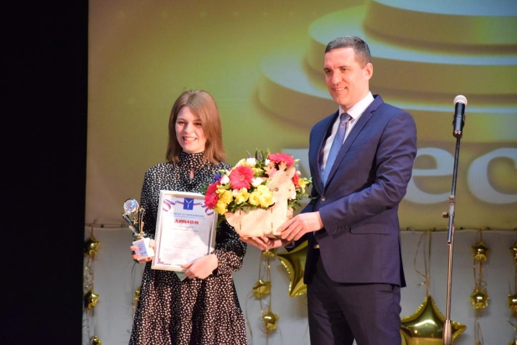 Александр Бурмак вручил награду победителю городского конкурса профессионального мастерства «Воспитатель года – 2021»