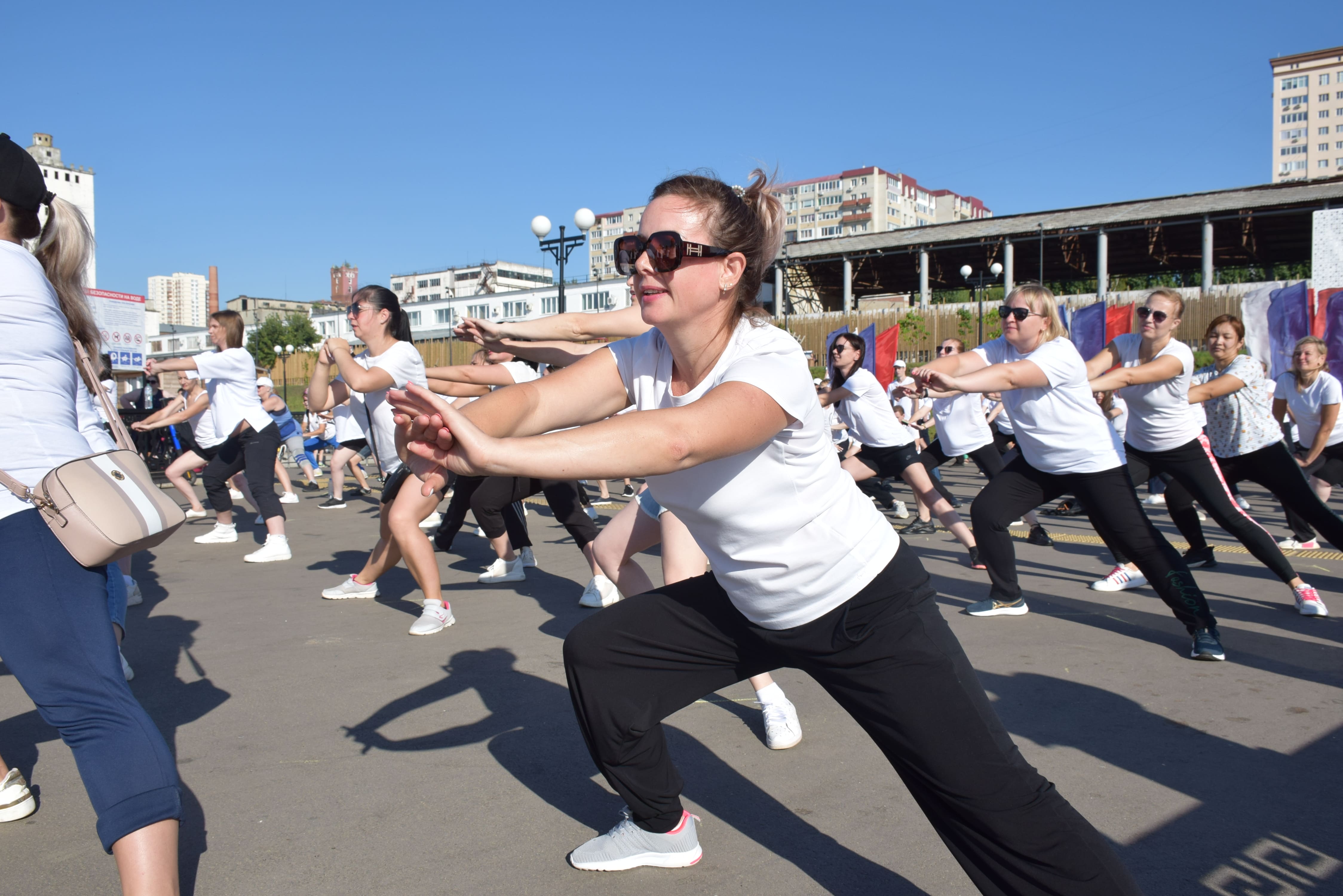 «Физкульт-субботник»: отдыхающие на Саратовском пляже присоединились к упражнениям 