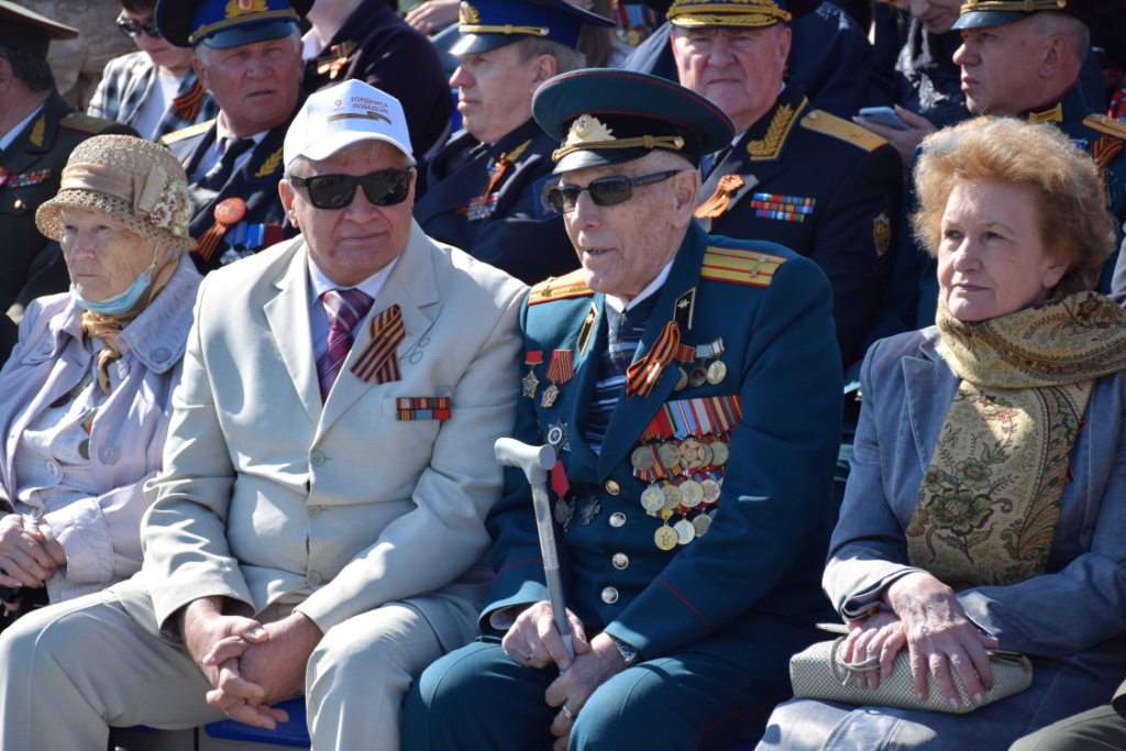 В честь Дня Победы на Театральной площади прошел парад войск Саратовского территориального гарнизона