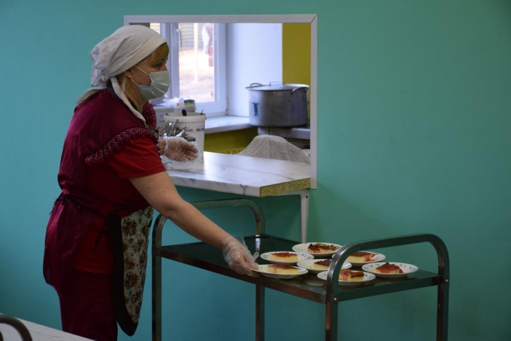 Депутаты и общественники проверили организацию горячего питания в школах Саратова
