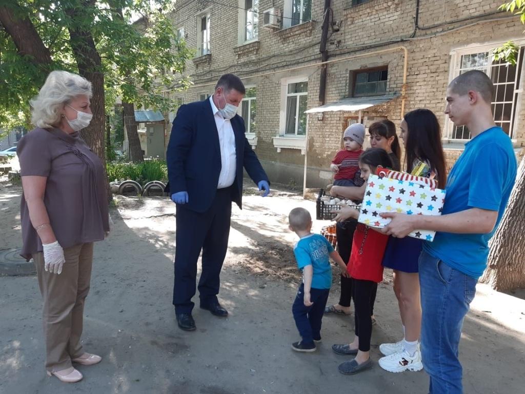 Депутаты доставили нуждающимся семьям продуктовые наборы со сладостями и фруктами