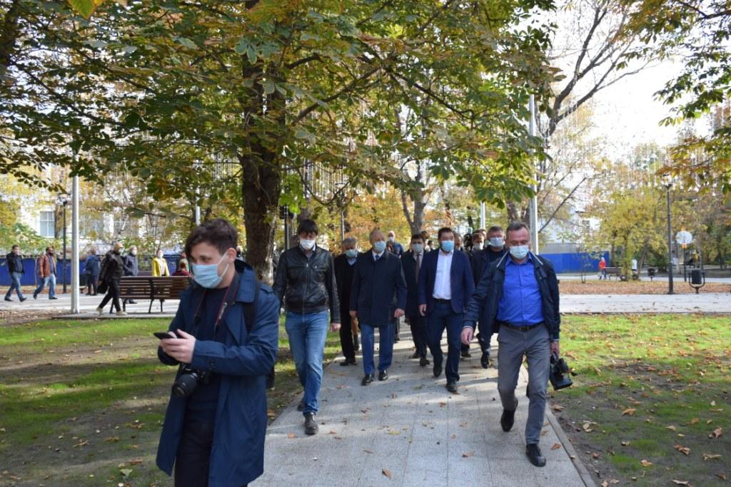 Валерий Радаев и Михаил Исаев оценили благоустройству площади Кирова