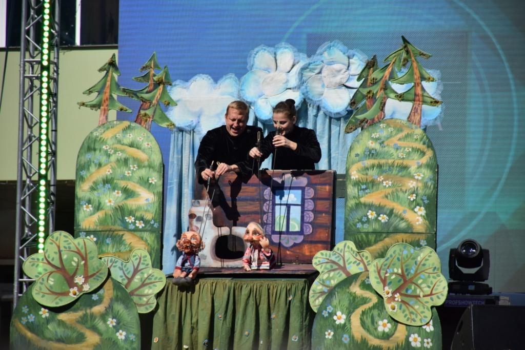 У фонтана «Мелодия» юным саратовцам представили постановку кукольного театра