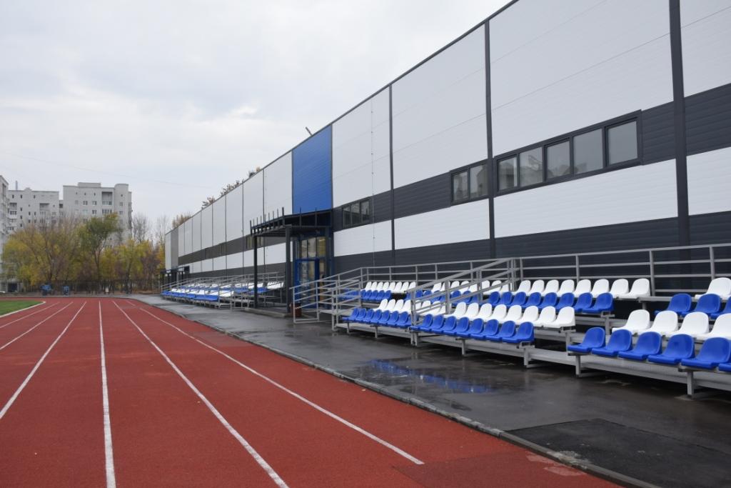 Михаил Исаев, заслуженные саратовские тренеры и представители общественности осмотрели спортивный комплекс на стадионе «Волга»