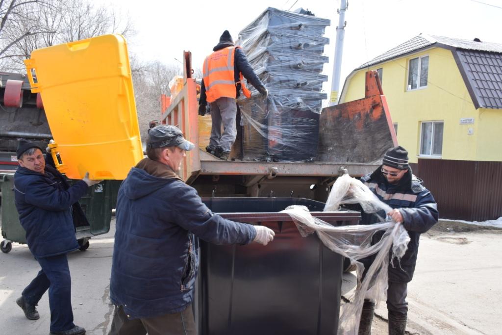 На нескольких улицах города появились контейнеры для раздельного сбора мусора