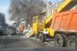В Кировском районе ведутся работы по вывозу снега, сколу наледи и посыпке тротуаров