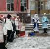 Дед Мороз и Снегурочка продолжают поздравлять горожан с праздниками