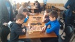 В дни школьных каникул ребята Ленинского района играют в шахматы, участвуют в эстафетах и танцевальных флешмобах