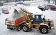 Рабочие и спецтехника продолжают вывозить сотни кубометров снега