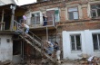 Администрация Волжского района помогла жительнице дома на Московской в ремонте лестницы