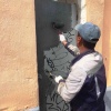 В Саратове очищают фасады зданий от объявлений и граффити