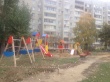 В Ленинском районе продолжается установка детских и спортивных площадок 