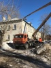 В Ленинском районе продолжаются работы по очистке крыш многоквартирных домов